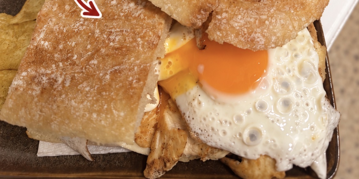 Bocadillo de Café Uno con pollo, queso y huevo